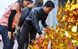 Không nên đặt cành vàng, lá ngọc lên bàn thờ?