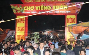 Toát mồ hôi đi chợ Viềng “mua may bán rủi”