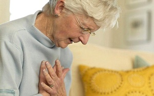 Bị nghẹn ở vùng ngực khi ăn là bệnh gì?