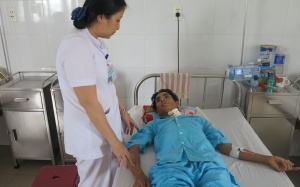 Cứu sống bệnh nhân bị vỏ chai đâm xuyên qua cổ