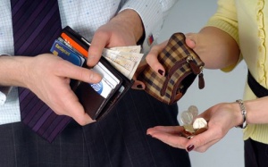 Phụ nữ thiệt thòi hơn nam giới: Lương thấp, việc ít!