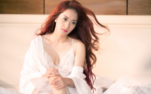 Mang bầu 5 tháng, Khánh Thi vẫn thon thả