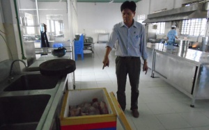 Thịt thối tuồn vào trường tiểu học: Thấy mà xót xa!