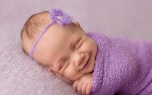 Ngắm 'nụ cười thiên thần' của trẻ sơ sinh khi ngủ