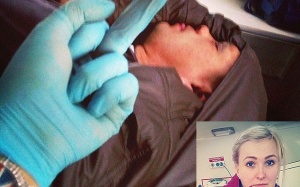 Nữ y tá chụp ảnh 'tự sướng' cạnh bệnh nhân sắp chết