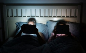 Con người dành thời gian cho công nghệ nhiều hơn ngủ!