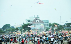 Bé trai bị diều cuốn lên 20m, rơi xuống tử vong