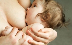 Trẻ được bú mẹ sẽ thông minh và giàu có hơn