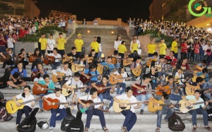 Kêu gọi tiết kiệm điện với màn đồng diễn của 1.000 cây guitar