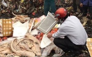 1 tấn nội tạng bốc mùi hôi thối trên xe khách