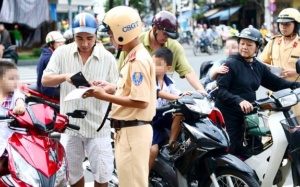 Sắp ra quân xử phạt lỗi không cho trẻ từ 6 tuổi đội mũ bảo hiểm