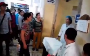 Nữ điều dưỡng bị tố “vòi” tiền bị cắt hợp đồng