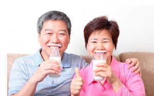 3 cốc sữa mỗi ngày giúp ngăn ngừa thoái thần kinh ở người già