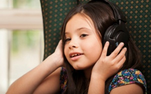 7 dấu hiệu cảnh báo trẻ bị khiếm thính