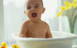 Hiểm họa khôn lường khi bé tắm nước dừa, nước lá