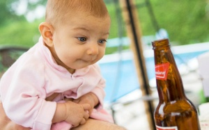 Trẻ uống bia, lợi hại ra sao?