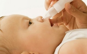 Mẹo nhỏ giúp mẹ xử trí khi bé sơ sinh bị ngạt mũi