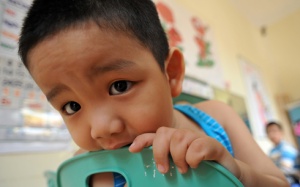 Những dấu hiệu bất thường cảnh báo con tự kỷ