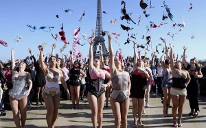 Hàng trăm áo lót... bay lên trời!