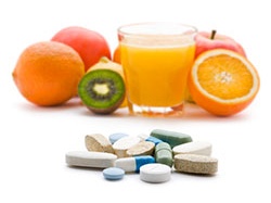 Không nên uống thuốc với nước cam