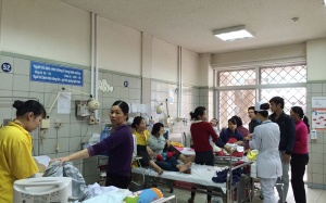 50% tiếng ồn lớn trong bệnh viện nhi là từ... hội thoại của nhân viên y tế