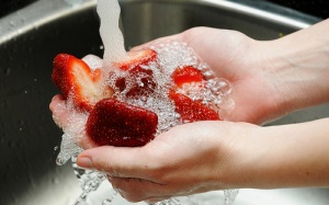 Cách loại sạch thuốc trừ sâu cho rau quả trước khi ăn