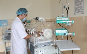 Cứu sống bé sinh non nặng 900 gram