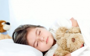 Trẻ ngủ ra nhiều mồ hôi vì sao?