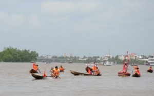 Sôi động Lễ hội đua xuồng trên sông