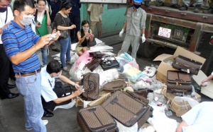 Thu giữ hàng triệu túi xách, giày… hàng hiệu giả