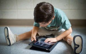 Đau lưng, đau vai gáy tăng vọt ở “thế hệ iPad”