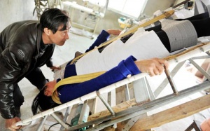 Nông dân Trung Quốc chế giường chữa khỏi sỏi thận cho vợ