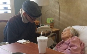 Xúc động hình ảnh cụ ông Alzheimer bên giường bệnh người vợ ung thư