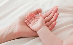 Lòng bàn tay nhợt - dấu hiệu bệnh thiếu máu ở trẻ nhỏ