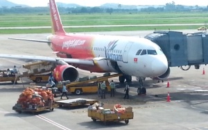 Mở cửa thoát hiểm máy bay để tìm… nhà vệ sinh!