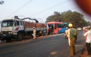 Xe khách lấn tuyến đụng xe chở gạch, 2 người chết
