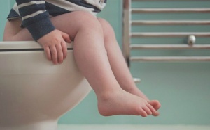 Trẻ đại tiện ra máu có thành bệnh trĩ?