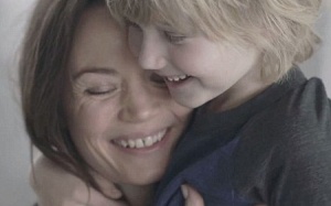 Video bịt mắt tìm mẹ khiến hàng triệu người rơi lệ