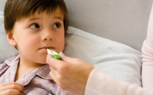 Chăm sóc trẻ bị sốt như thế nào?