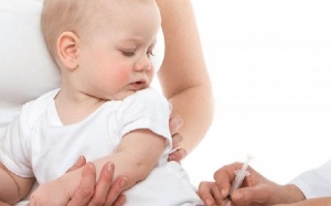 Để bé không đau, sốt khi tiêm phòng