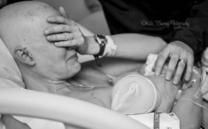 Bức ảnh mẹ ung thư vú cho con bú lay động trái tim