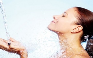 Những thói quen gây hại khi tắm