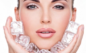 7 mẹo làm đẹp bằng đá lạnh