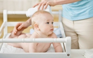 Trẻ dễ viêm phổi, ngộ độc vì dùng phấn rôm