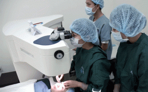 Mổ cận thị có biến chứng gì không?