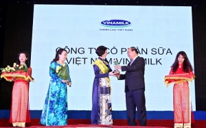 Sữa tươi tiệt trùng Vinamilk lọt top 20 thương hiệu vàng thực phẩm Việt Nam