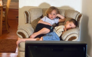 Xem TV 1 giờ mỗi ngày, nguy cơ béo phì tăng gấp đôi