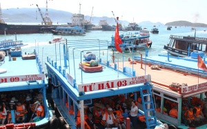 Tour biển đảo hút khách, bến tàu đông nghịt