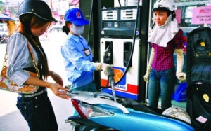 1 lít xăng chính thức “cõng” 3.000 đồng thuế môi trường