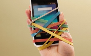 Hài hước hình ảnh điện thoại thông minh “thống trị” cuộc sống